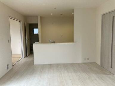 リビングはお気に入りのソファやクッションでくつろげる空間に（1号棟）