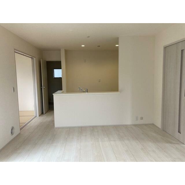 リビングはお気に入りのソファやクッションでくつろげる空間に（1号棟）