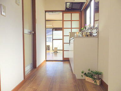 玄関入って右側がシンク、左側がユニットバス、奥がお部屋です。扉があるので玄関からお部屋が見えません！