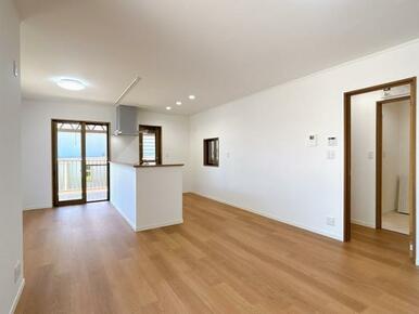 DK横からすぐウッドデッキの一階部分に出られます