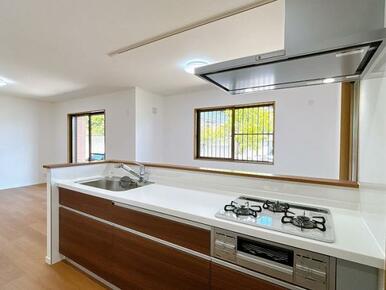 システムキッチンは対面で導線、使い勝手ともに利便性に優れています