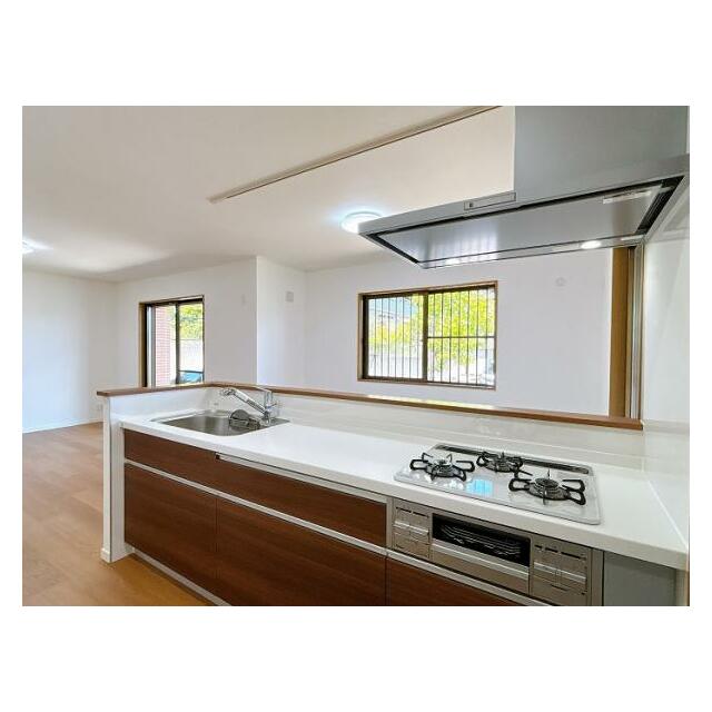 システムキッチンは対面で導線、使い勝手ともに利便性に優れています