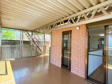 ウッドデッキの一階部分の様子です