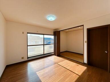 2F南東側洋室　収納付きです