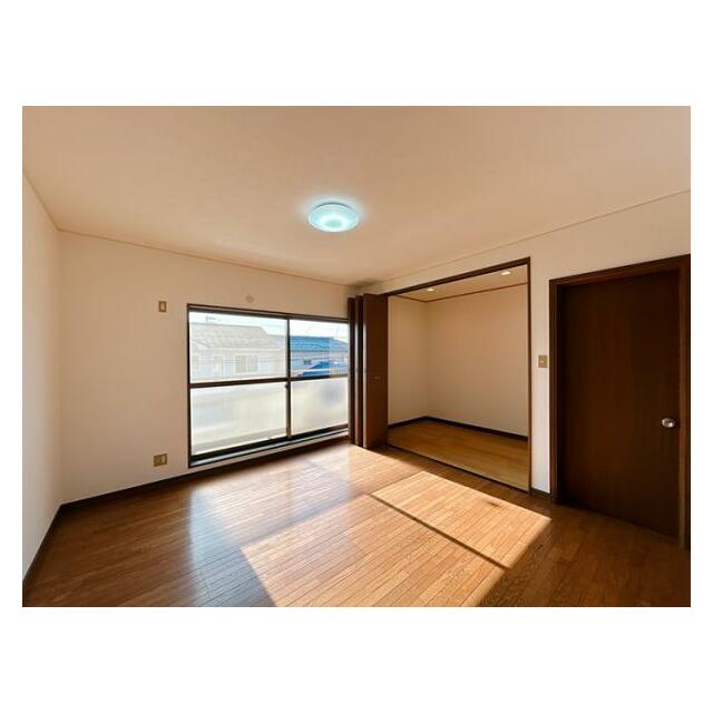 2F南東側洋室　収納付きです