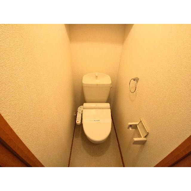明るく清潔感のあるトイレ