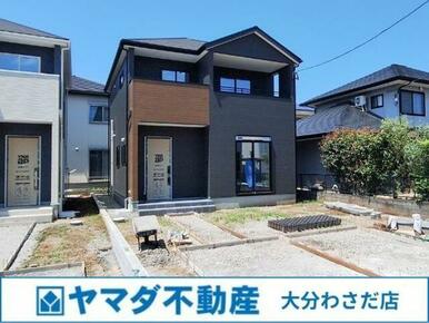 シックなブラックの外壁に、あたたかみのある木目調がおしゃれに映える新築戸建です。陽当たりも良好で、モダンかつ落ち着いた雰囲気が魅力。新しい暮らしのスタートにふさわしい邸宅をぜひ現地でご体感ください。