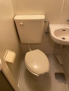 白を基調とした空間で清潔感のあるトイレです♪