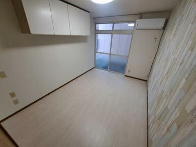 アクセントクロスがおしゃれな洋室