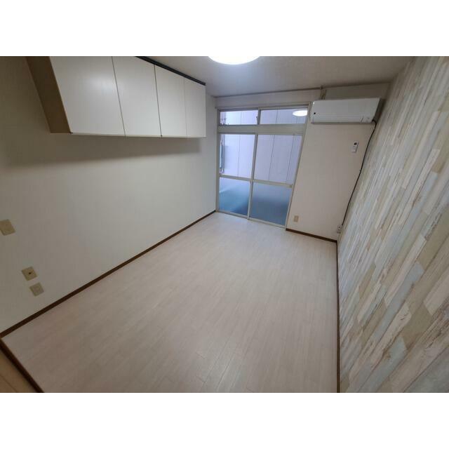 アクセントクロスがおしゃれな洋室