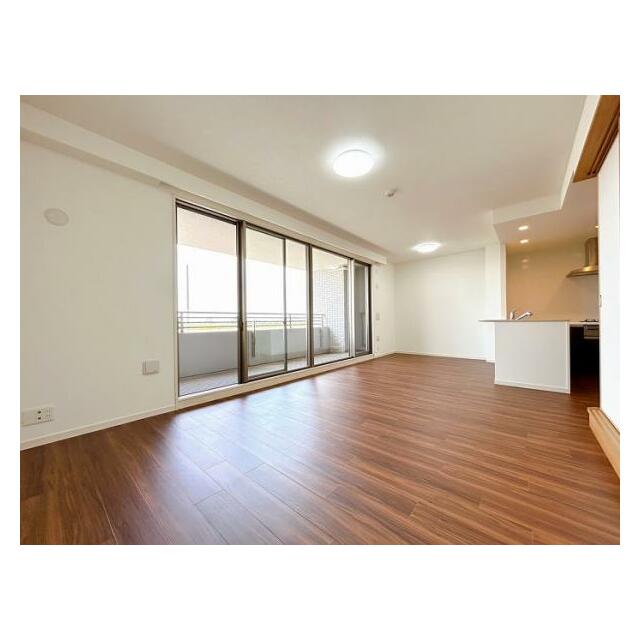 「LDK」約18.8帖の広さです。フローリング・クロス張替え、照明交換等を行いました