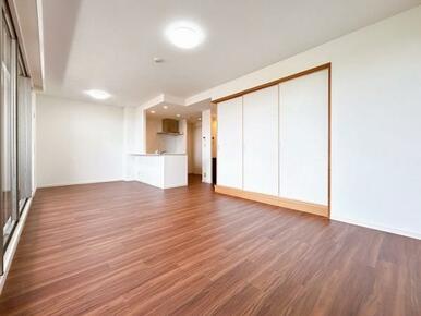 「LDK」別角度写真です。和室が隣接しています。