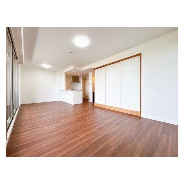 「LDK」別角度写真です。和室が隣接しています。