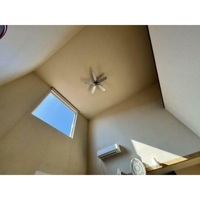 シーリングファンやエアコンもついております。