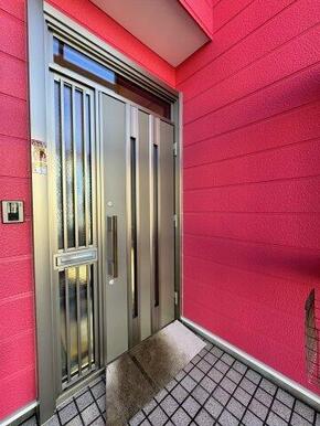 玄関ドアも交換しておりきれいです。