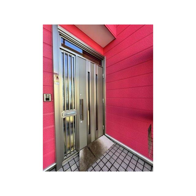 玄関ドアも交換しておりきれいです。