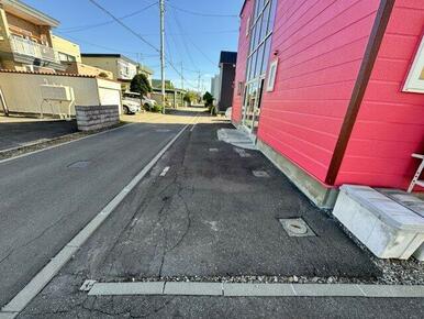 建物前面も車止められます。