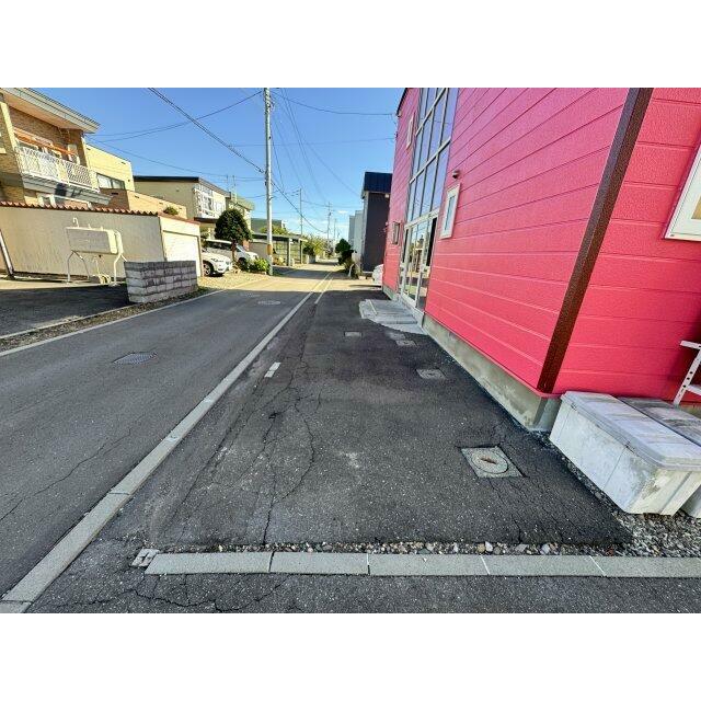 建物前面も車止められます。