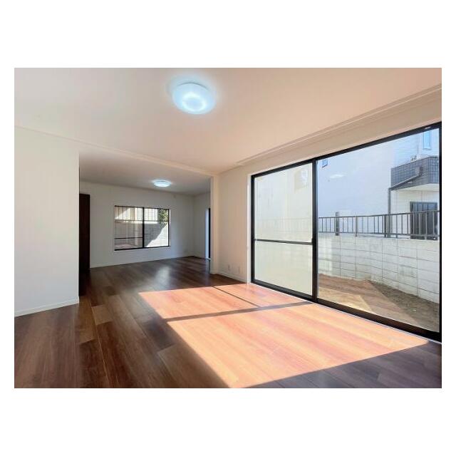 「LDK＿約17帖」大きな窓があり日当たり良好です。