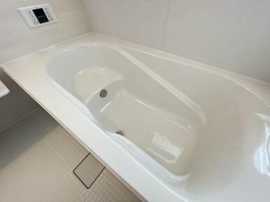 ゆったりと浸かれる1坪風呂を採用！1日の疲れを癒してくれる浴室は窓のある開放的な空間＾＾