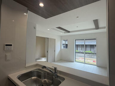 【キッチン】常にリビングの様子をうかがいながら調理ができるうれしい対面式キッチン。