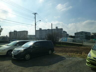 ★目の前が駐車場で日当たり良好★