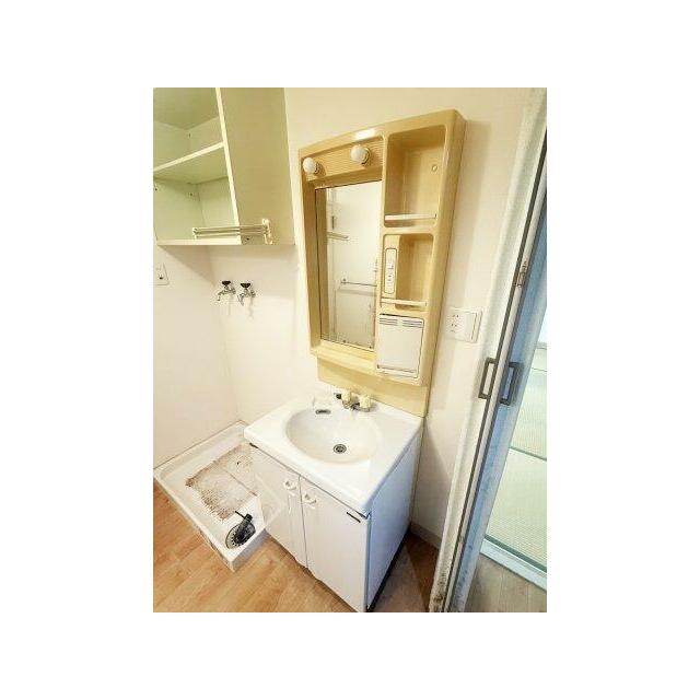 朝の支度にも助かる、独立の洗面化粧台です。（2025年8月撮影）