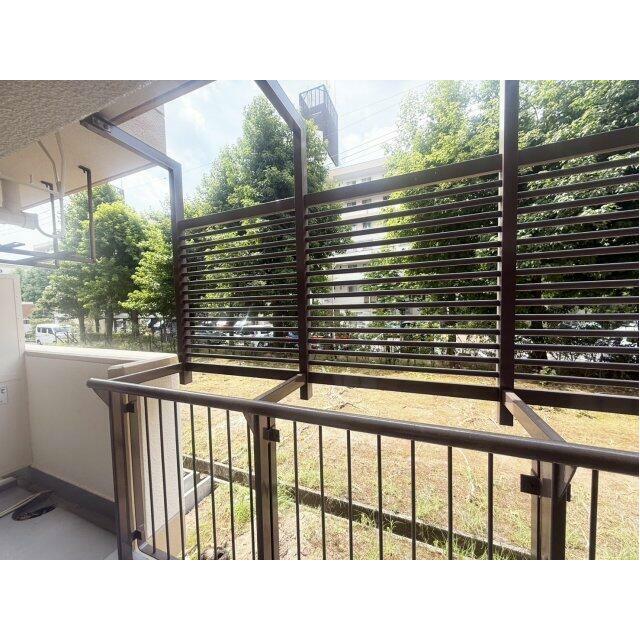 1階住戸ですが、南西向きで前面棟と距離があるため、陽当たり良好です。（2025年8月撮影）