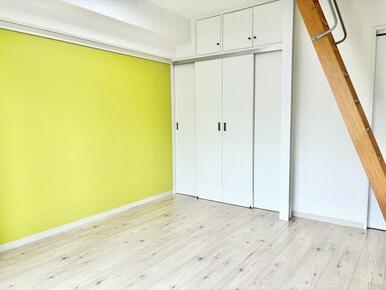 黄色のアクセントクロスがお部屋を明るく見せてくれます