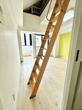 二階に上る梯子