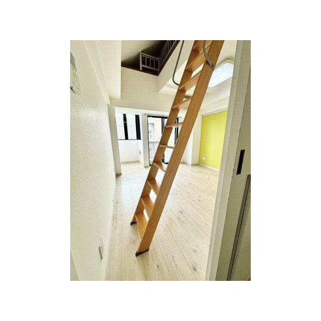 二階に上る梯子