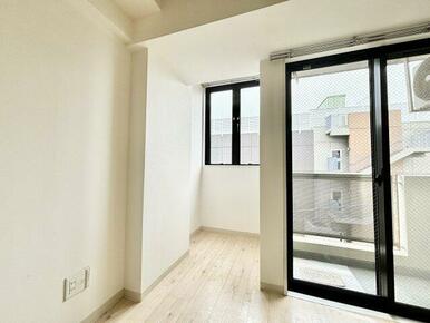 窓が大きく暖かいお部屋