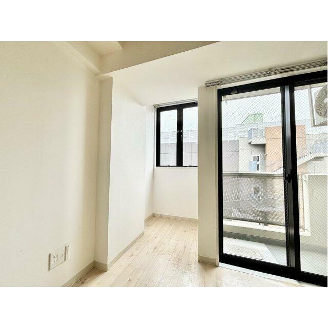 窓が大きく暖かいお部屋