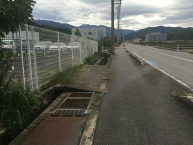 前面道路に歩道もあります！