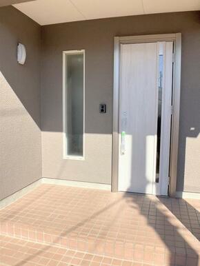 新品の玄関ドアに交換したことでお家の第一印象が向上しました