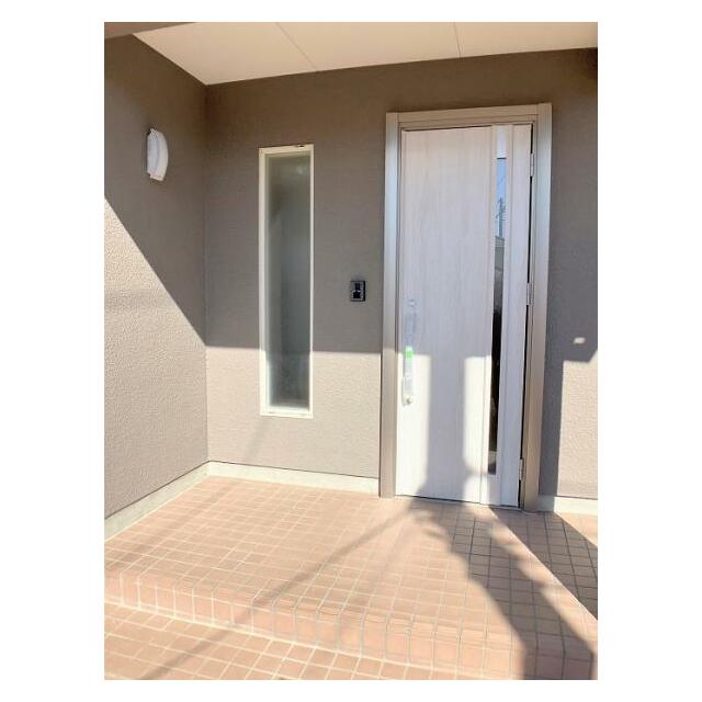 新品の玄関ドアに交換したことでお家の第一印象が向上しました