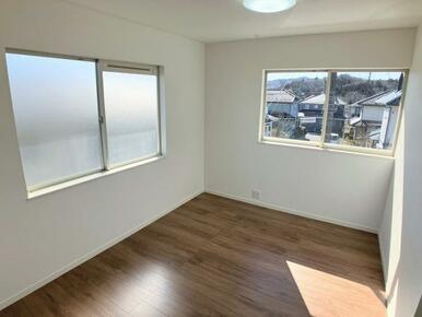 2階東側洋室は新品のフローリング張りやクロスの交換を行いました