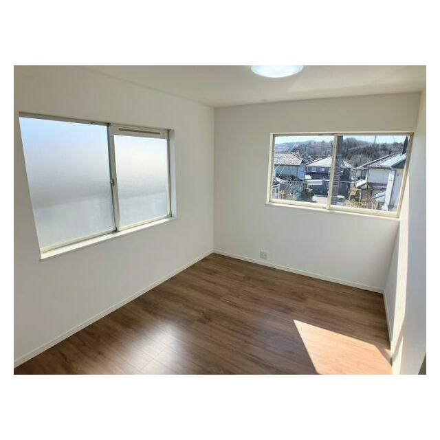 2階東側洋室は新品のフローリング張りやクロスの交換を行いました