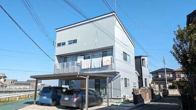 ヒノキヤ施工のオール電化注文住宅です！小屋裏はお仕事部屋や子供部屋に、ルーフ付き駐車スペースはＢＢＱ