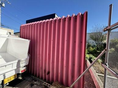 シャッター車庫（物置）つき。