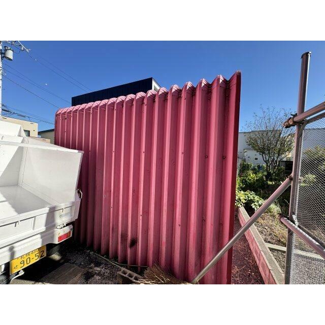 シャッター車庫（物置）つき。