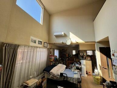 広々としたリビングは吹抜け付きで日当たり良好。