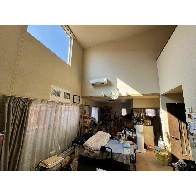 広々としたリビングは吹抜け付きで日当たり良好。