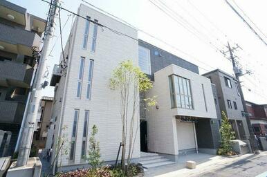 【北方向】白と黒の外壁と、フラットな屋根が、モダンな外観を演出しております！！共用エントランス扉オ…
