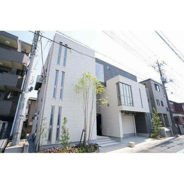 【北方向】白と黒の外壁と、フラットな屋根が、モダンな外観を演出しております！！共用エントランス扉オ…
