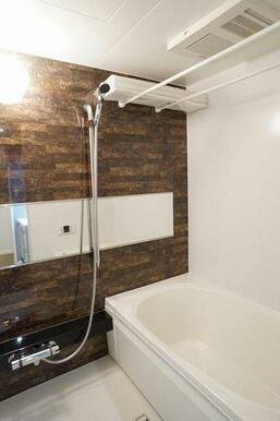 浴室換気乾燥機付きで、アクセントパネルを採用しています。