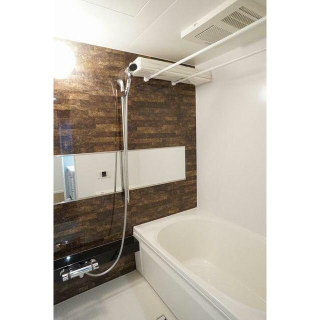 浴室換気乾燥機付きで、アクセントパネルを採用しています。