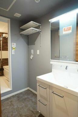 室内洗濯機置き場の上の棚には洗剤やタオルを置くことができます。