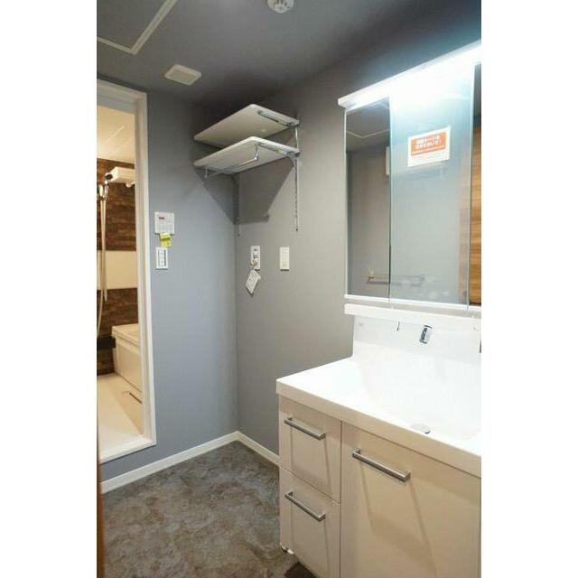 室内洗濯機置き場の上の棚には洗剤やタオルを置くことができます。