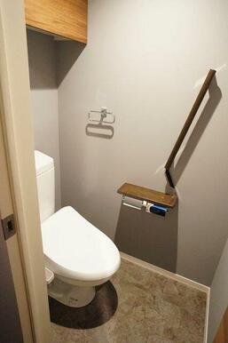 多機能付き便座で、上部には収納がございます。